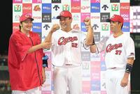 　お立ち台で笑顔を見せる床田（撮影・市尻達拡）