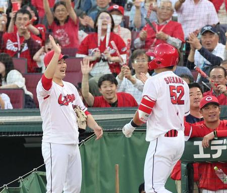 　３回、３ランを放った末包（５２）を笑顔で迎える床田（左）＝撮影・田中太一