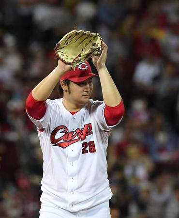 　６回、野間の好守に手を上げる床田（撮影・市尻達拡）