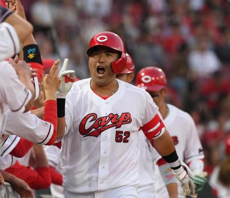 　３回、末包は３ランを放ちナインとタッチする（撮影・市尻達拡）