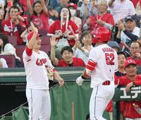 　３回、３ランを放った末包（５２）を笑顔で迎える床田（左）＝撮影・田中太一