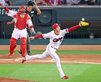 　５回、中野の打球に飛びつく森下（撮影・立川洋一郎）