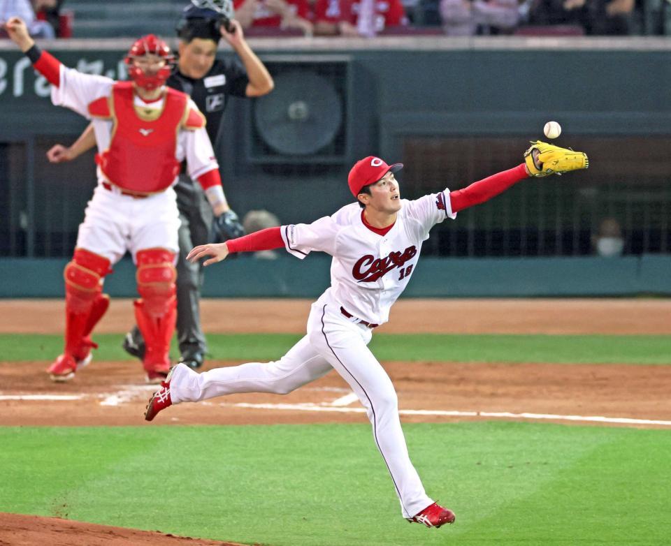 　５回、中野の打球に飛びつく森下（撮影・立川洋一郎）