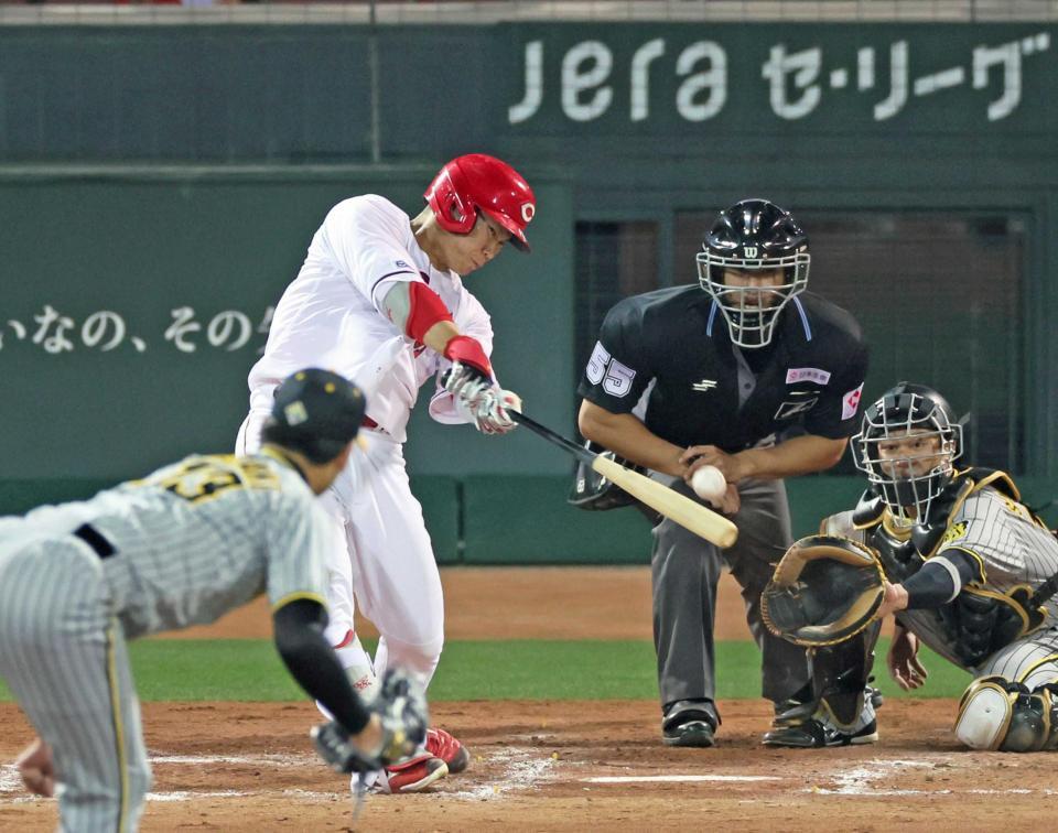 　９回、中前へ適時打を放つ坂倉（撮影・立川洋一郎）