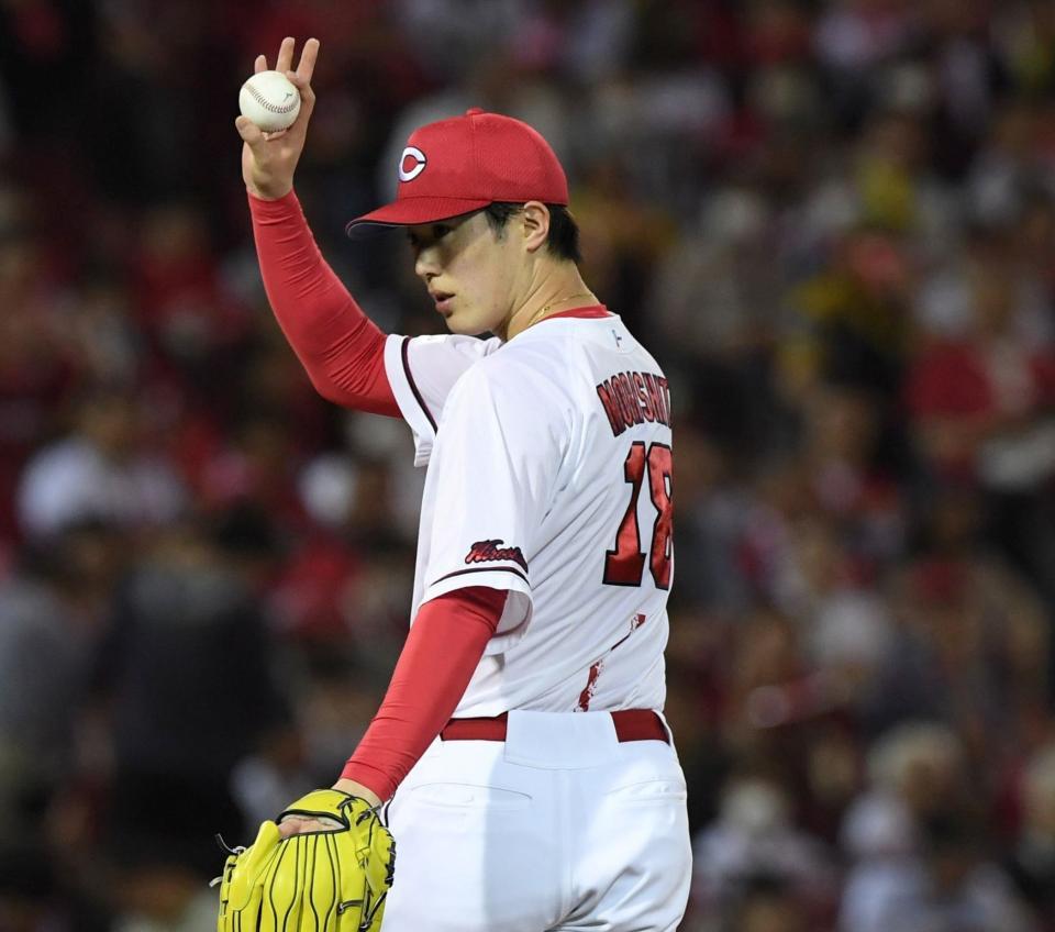 　６回、坂本の打球を処理した森下はベンチに向かって大丈夫とアピールする（撮影・市尻達拡）