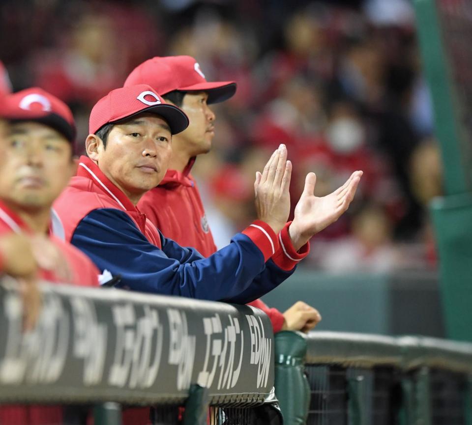 　ベンチで手を叩く新井監督（撮影・市尻達拡）