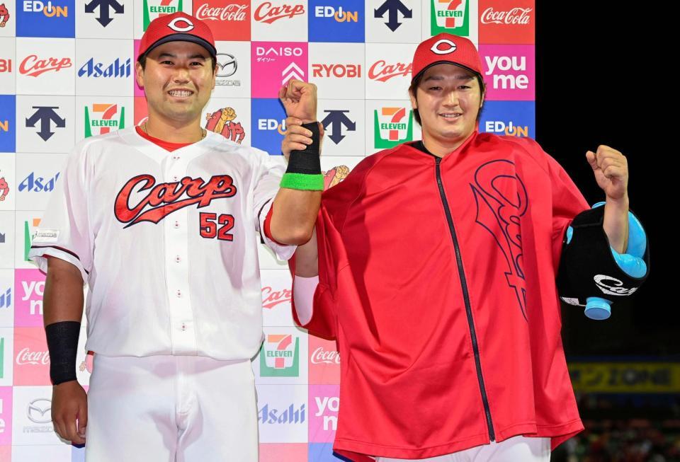 　オリックスに勝利し、お立ち台でポーズをとる広島の床田（右）と末包