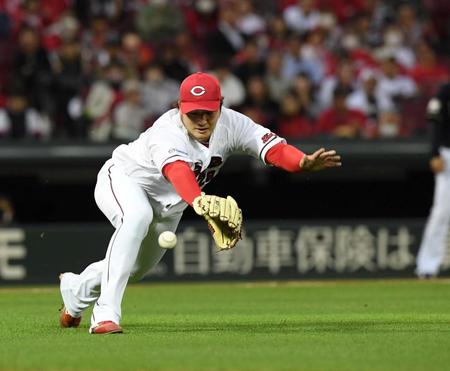 　５回、福田のプッシュバントにマウンドを駆け降りる床田（撮影・市尻達拡）