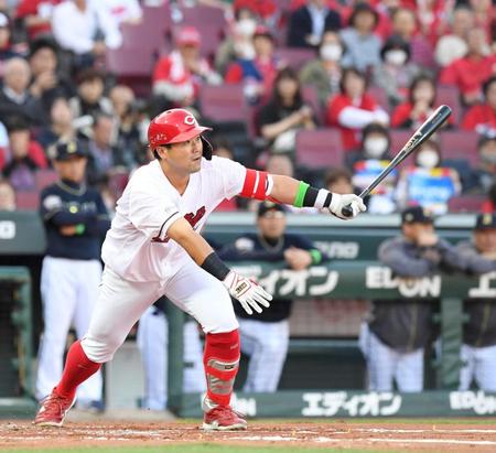 　１回、末包は先制の２点適時打を放つ