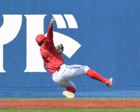 　１回、宮崎の打球を好捕する矢野＝２６日