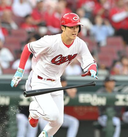 　３回、森下は右前打を放つ（撮影・市尻達拡）