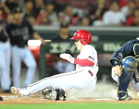 　６回、矢野の右犠飛で本塁へ滑り込む森下（撮影・市尻達拡）