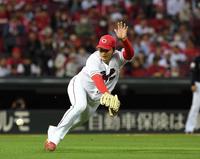 　５回、福田のプッシュバントにマウンドを駆け降りる床田（撮影・市尻達拡）