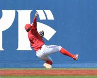 　１回、宮崎の打球を好捕する矢野＝２６日