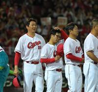 　５連勝し、笑顔でファンにあいさつする新井監督（撮影・市尻達拡）