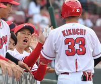 　１回、送りバントを決めた菊池を迎える新井監督（撮影・市尻達拡）