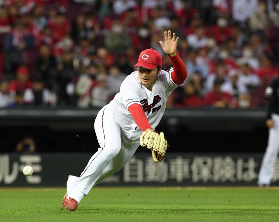 　５回、福田のプッシュバントにマウンドを駆け降りる床田（撮影・市尻達拡）