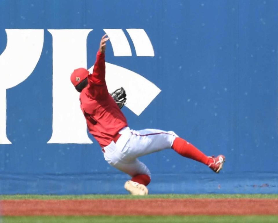 　１回、宮崎の打球を好捕する矢野＝２６日