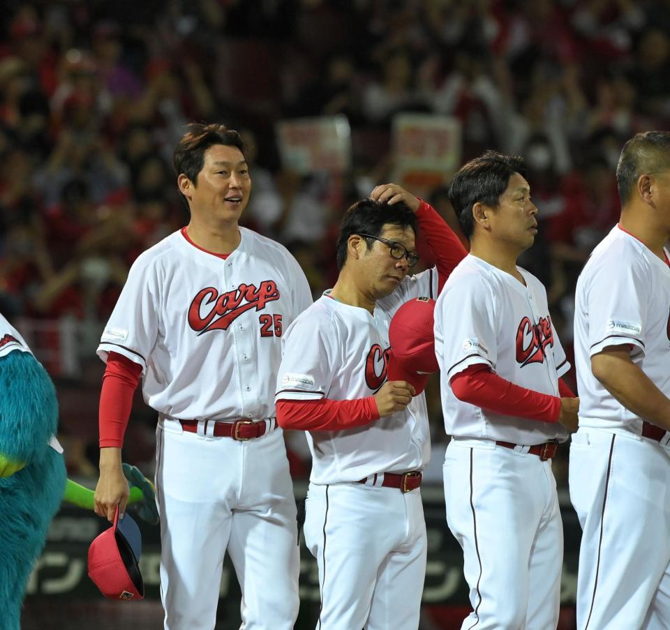 　５連勝し、笑顔でファンにあいさつする新井監督（撮影・市尻達拡）