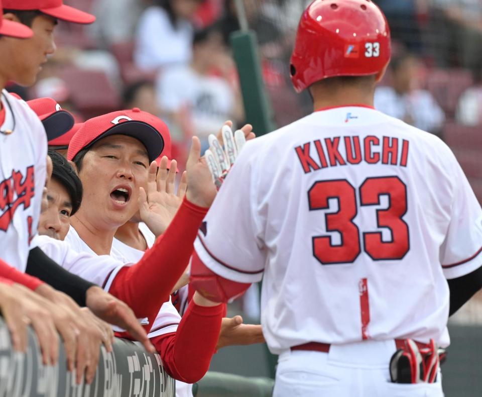 　１回、送りバントを決めた菊池を迎える新井監督（撮影・市尻達拡）