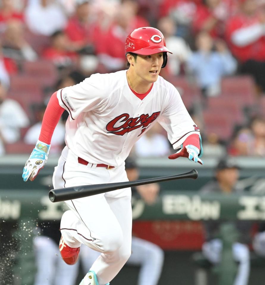 　３回、森下は右前打を放つ（撮影・市尻達拡）