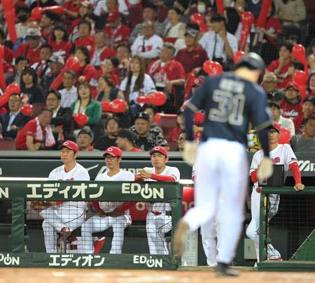 　７回、押し出し四球で太田が生還する中、グラウンドを見つめる新井監督（撮影・市尻達拡）