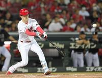 　６回、右前タイムリーを放つ森下（撮影・市尻達拡）