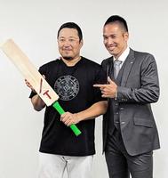 　古巣の広島にクリケットバットを寄贈した木村昇吾氏（右）とバットを受け取った松山