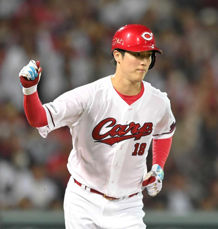 　６回、右前適時打を放ち、ガッツポーズをする森下（撮影・市尻達拡）