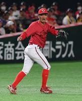 　３回、矢野は佐藤直の打球を一塁へ悪送球する（撮影・市尻達拡）