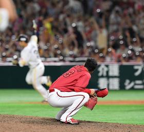 広島がサヨナラ負けで４連敗　３度目の同一カード３連敗で首位陥落　九回に田中が劇的同点３ランも延長十回に島内が被弾