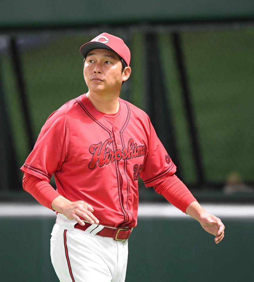 　選手交代を告げた新井監督（撮影・市尻達拡）