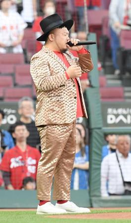 　試合前に国歌を独唱したシンガーソングライター・ＨＩＰＰＹ（撮影・市尻達拡）