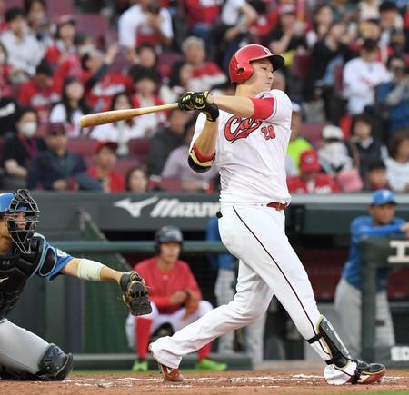 　３回、床田は右前打を放つ（撮影・市尻達拡）