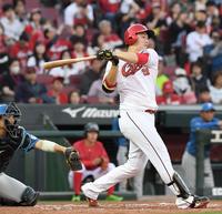 　３回、床田は右前打を放つ（撮影・市尻達拡）