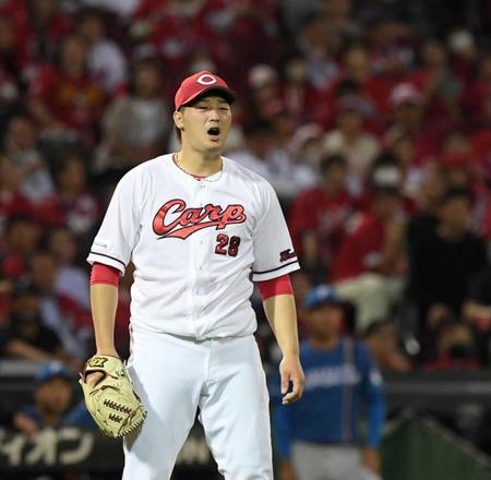 　６回、水野達稀の送りバントを一塁へ悪送球した床田寛樹（撮影・市尻達拡）