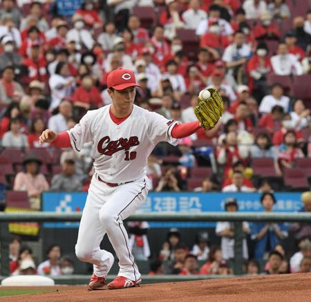 　１回、森下は水野の打球を捕球する（撮影・市尻達拡）