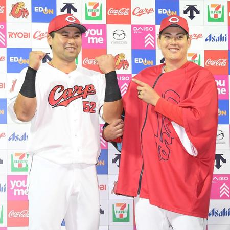 　お立ち台で九里は打球が当たった末包の左手首を指さす（撮影・市尻達拡）