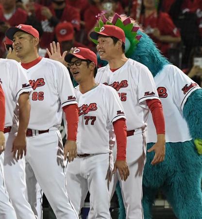 　勝利で終え、選手らとタッチを交わす新井監督（撮影・市尻達拡）