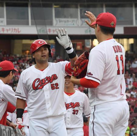 広島・末包 自身初4番弾の5号2ランでカード勝ち越し貢献 六回は九里のファウルがベンチ内で左手首直撃「逃げ切れなかった」