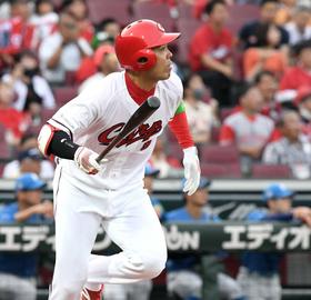 広島・秋山　初球で決めた先頭Ｖ弾　「突破口開くには」積極打法！　歴代９位の２３発目先頭打者アーチ