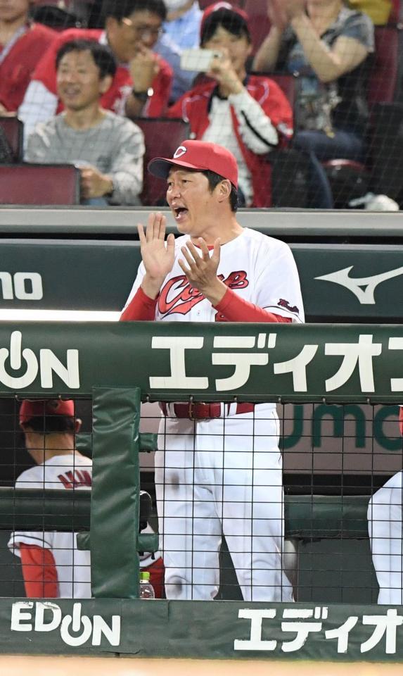 　手を叩きながら選手を鼓舞する新井監督（撮影・市尻達拡）