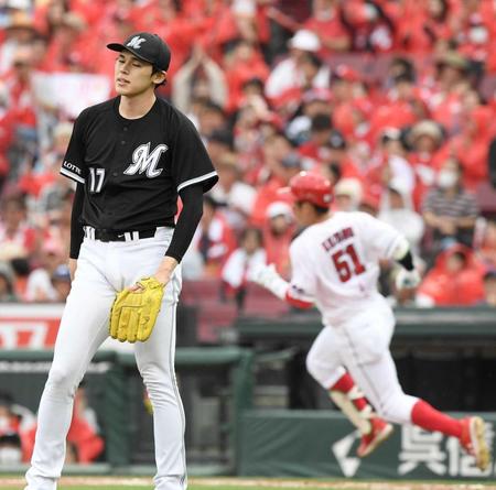 　６回、小園に中前打を許し、がっくりの佐々木