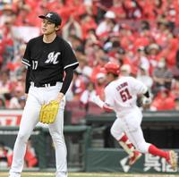 　６回、小園に中前打を許し、がっくりの佐々木