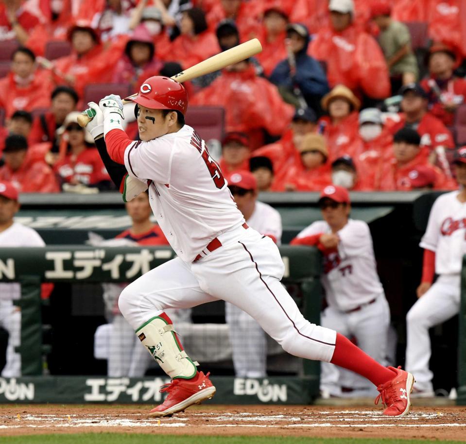 　６回、小園は中前打を放つ（撮影・市尻達拡）