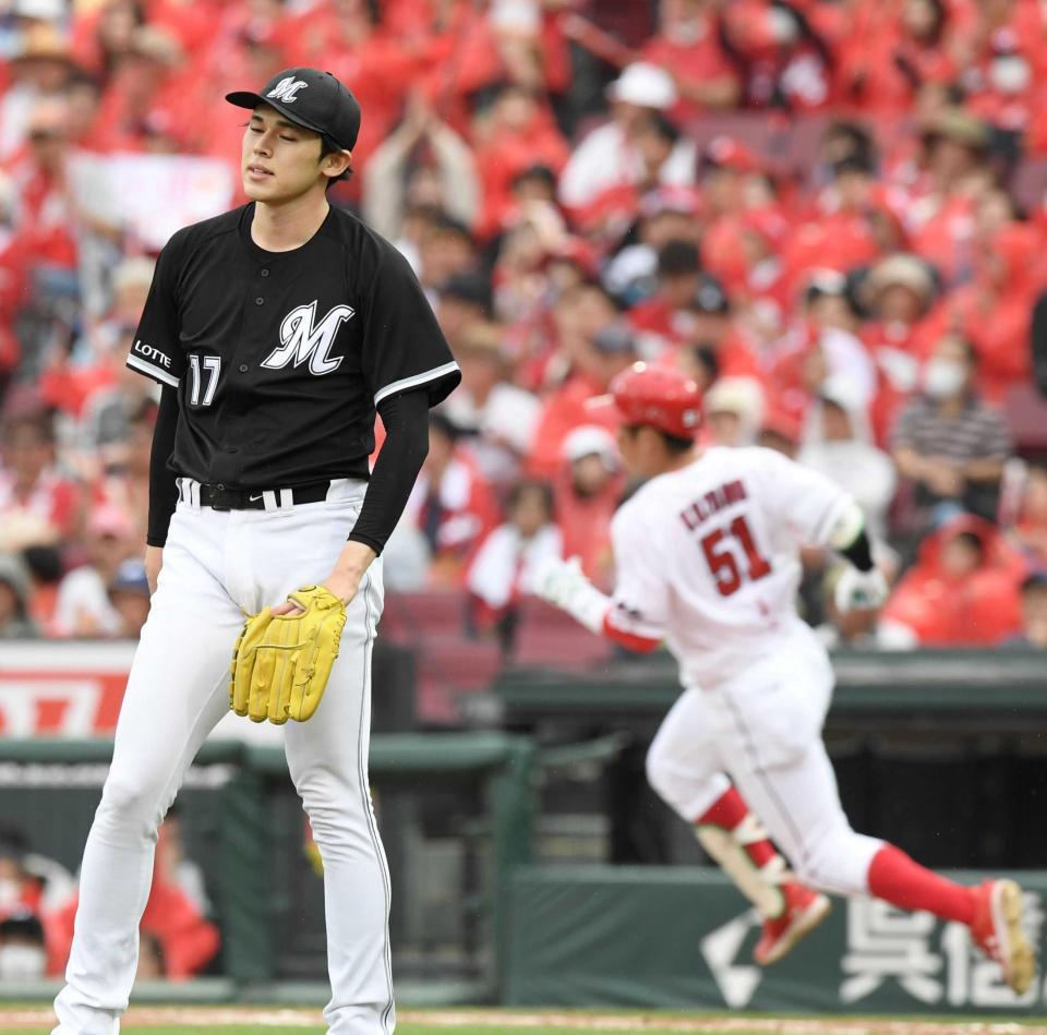 　６回、小園に中前打を許し、がっくりの佐々木