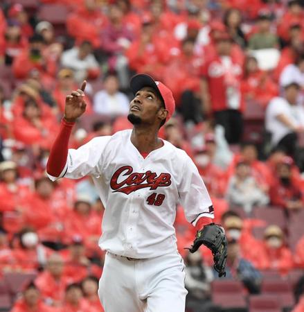 　６回、打球を指さすアドゥワ（撮影・市尻達拡）