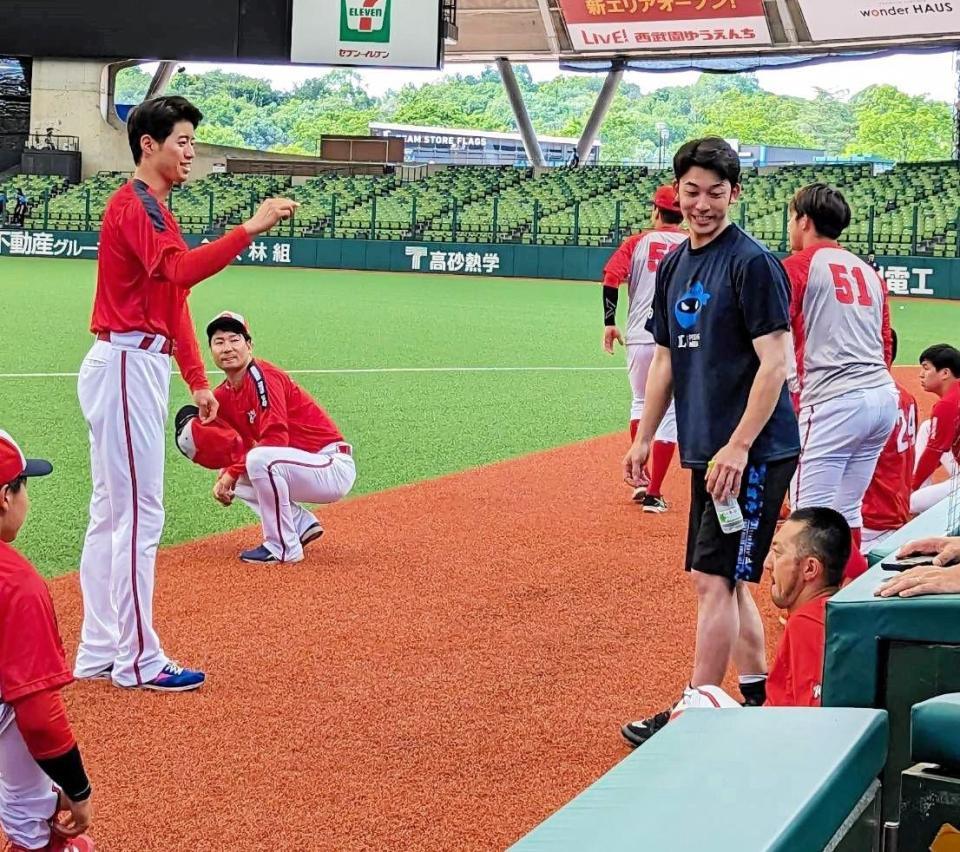 　菊池、宇草らと談笑する中村祐（撮影・畠山賢大）