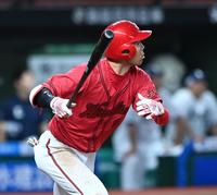 　３回、左中間二塁打を放った秋山（撮影・園田高夫）