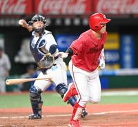 　９回、空振り三振を喫した小園